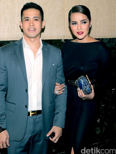 Keluar-Masuk Hotel Jadi Cara Olla Ramlan Tetap Mesra dengan Suami