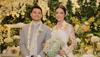 Keduanya tak dapat menyembunyikan rasa bahagian mereka.