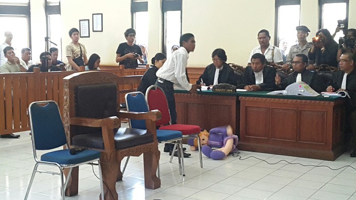 Agustinus Peragakan Pembunuhan Engeline: Tangan Saya Sempat Kena Darah