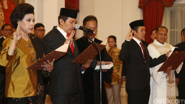 Potret pimpinan KPK periode 2015-2019 saat mengucapkan sumpah jabatan di hadapan Presiden Jokowi.