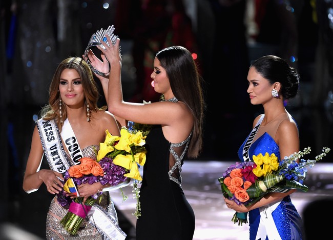 Momen Ariadna dinyatakan sebagai juara hingga memakai mahkota Miss Universe 2015 ini menjadi viral karena kemudian mahkota tersebut dilepaskan darinya dan dipasang ke kepala juara Miss Universe 2015 yang seharusnya yaitu Pia Alonzo Wurtzbach. Foto: Ethan Miller/Getty Images