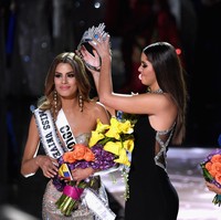 Momen Ariadna dinyatakan sebagai juara hingga memakai mahkota Miss Universe 2015 ini menjadi viral karena kemudian mahkota tersebut dilepaskan darinya dan dipasang ke kepala juara Miss Universe 2015 yang seharusnya yaitu Pia Alonzo Wurtzbach. Foto: Ethan Miller/Getty Images
