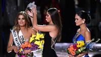 Mahkota yang ada di kepala Ariadna pun dilepas oleh Miss Universe 2014 Paulina Vega. Ethan Miller/Getty Images/detikFoto.