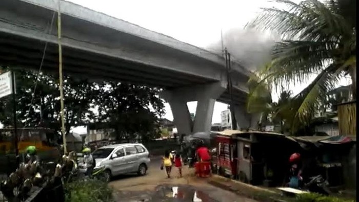 Mobil Terbakar di Layang Pesing Jadi Tontonan Warga