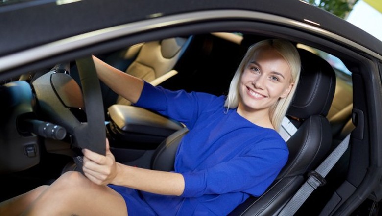 Ilustrasi Wanita mengendarai mobil (Foto: iseecars.com) Ilustrasi Wanita mengendarai mobil (Foto: iseecars.com)
