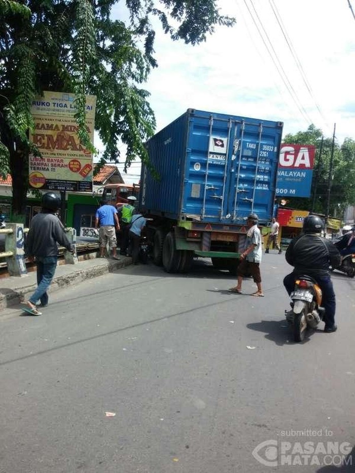 Nyalip dari Kiri, Motor Terjepit Kontainer di Bekasi
