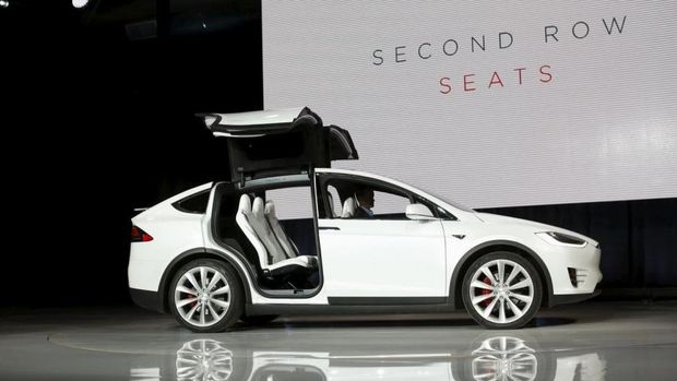 Ahmad Sahroni Tambah Koleksi Mobil Wah Sekarang Tesla Model X