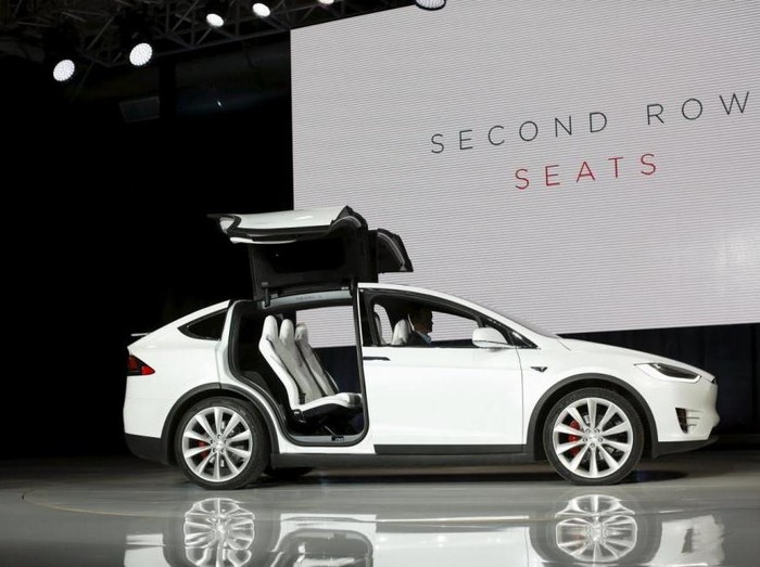 Modus Autopilot Diaktifkan, Tesla Model X Terlibat Kecelakaan