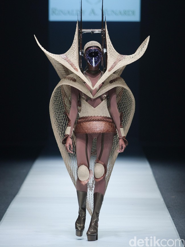 Rinaldy A Yunardi Dewi Fashion Knight Jakarta Fashion Week 2016 at Senayan City. Jakarta. [Foto: Mohammad Abduh/Wolipop]