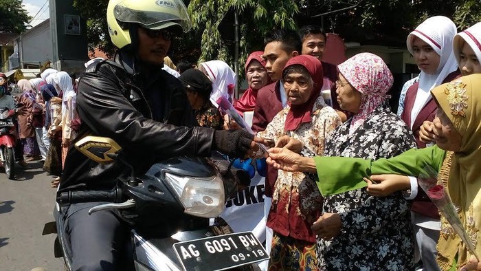 Lansia di Mojokerto Bagi-bagi Bunga Peringati Hari Ibu