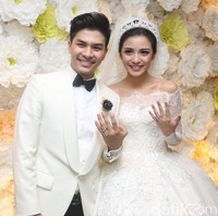 Saat menikah dengan Glenn Alinskie, Chelsea Olivia cantik sekaligus glamor dalam balutan gaun berlapis mutiara dan bordiran payet. Gaun dipercantik aksen lace di bagian dada hingga lengan yang membuat tampilannya terlihat sopan dan feminin. Foto: dok.detikHOT