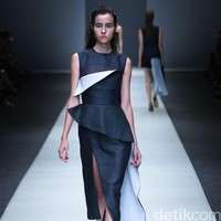 Peggy Hartanto Dewi Fashion Knight Jakarta Fashion Week 2016 at Senayan City. Jakarta. [Foto: Mohammad Abduh/Wolipop]