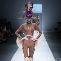 Rinaldy A Yunardi Dewi Fashion Knight Jakarta Fashion Week 2016 at Senayan City. Jakarta. [Foto: Mohammad Abduh/Wolipop]