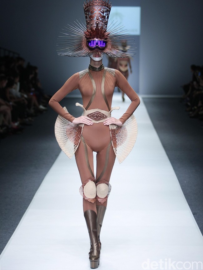 Rinaldy A Yunardi Dewi Fashion Knight Jakarta Fashion Week 2016 at Senayan City. Jakarta. [Foto: Mohammad Abduh/Wolipop]