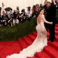 Satu lagi momen fashion yang membuat bokong Kim tampak lebih besar. Saat itu ia hadir di acara China: Through The Looking Glass Costume Institute Benefit Gala pada 2015.  Foto: Dimitrios Kambouris/Getty Images