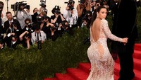 Kim tampak seksi dalam balutan gaun putih menerawang yang menyapu lantai di acara China: Through The Looking Glass Costume Institute Benefit Gala di New York pada 4 Mei 2015. Dimitrios Kambouris/Getty Images/detikFoto.