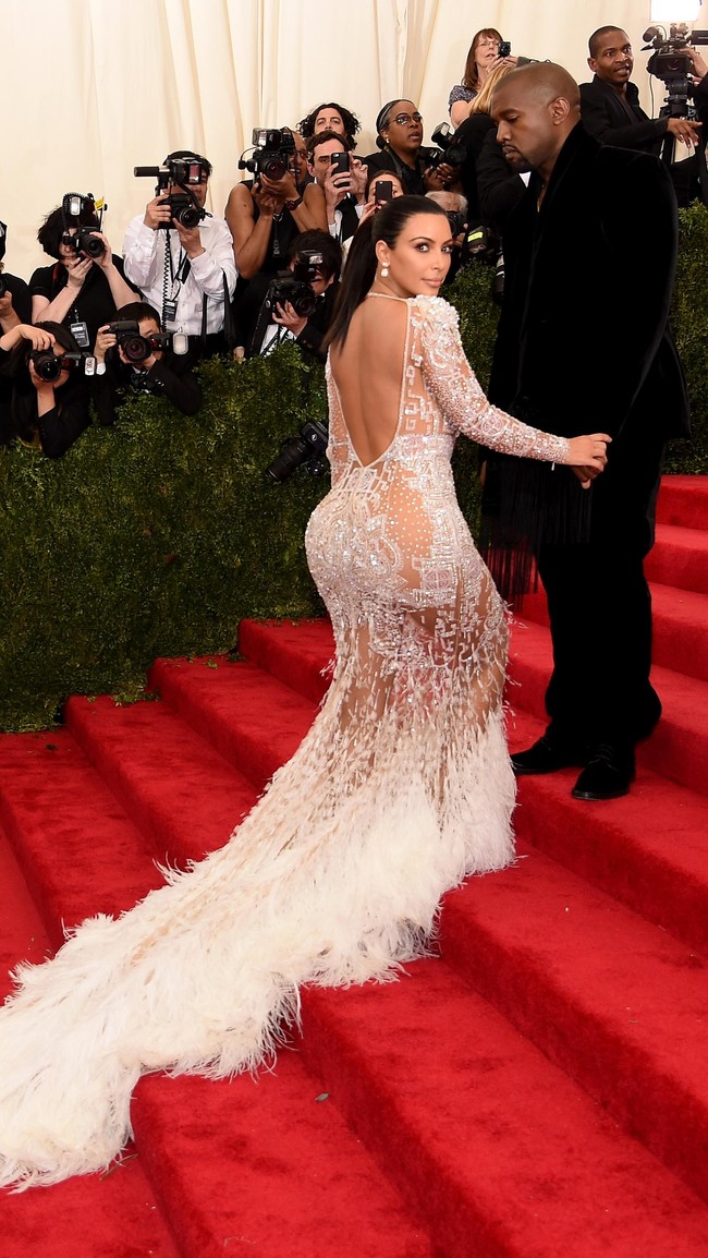 Satu lagi momen fashion yang membuat bokong Kim tampak lebih besar. Saat itu ia hadir di acara China: Through The Looking Glass Costume Institute Benefit Gala pada 2015.  Foto: Dimitrios Kambouris/Getty Images