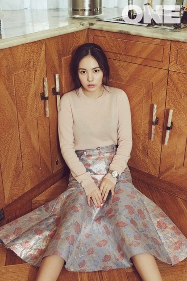 Pemain film Sunny ini lahir dengan nama yang jauh berbeda, Jung Eun Ran. Dia hampir memakai nama Lee Hyo Rin karena dinilai mirip penyanyi bernama Lee Hyo Ri. Namun akhirnya memilih Min Hyo Rin. Foto: dok. ONE