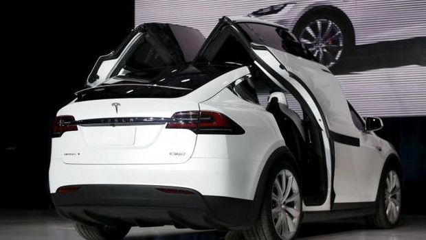 Fitur inovatif lain adalah pintu mobilnya yang terbuka ke atas