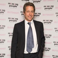 Hugh Grant pernah ditangkap akibat skandal kasus prostitusinya dengan seorang pekerja seks Hollywood bernama Divine Brown. Hal itu terungkap setelah Divine tertangkap basah dan ditangkap. Hugh Grant jika tidak mengajukan pembelaan atas hal tersebut. Sebagai akibatnya, dirinya harus membayar denda. Beberapa hari setelah penangkapannya, Hugh Grant mengaku bahwa dirinya telah melakukan perbuatan buruk melalui sesi wawancaranya di The Tonight Show. Foto: Nicki J. Sims