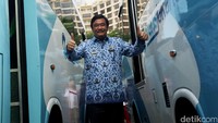 Djarot berfoto di antara Kopaja AC yang baru saja diluncurkan.