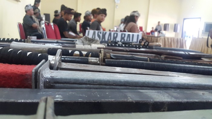 Puluhan Anggota Laskar Bali dan Baladika Serahkan Sajam ke Polisi