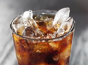 Januari: Riset Kemenkes Ungkap Bahaya Minum Soda Berlebihan Bagi Ginjal