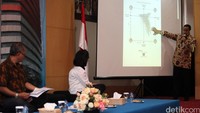 Anies datang bersama para kepala sekolah berintegritas untuk membahas berbagai kecurangan ujian nasional.