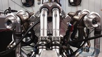 Ini adalah mesin 32 katup yang ditambah empat turbocharger yang besar. Mesin itu disalurkan ke roda belakang melalui transmisi otomatis empat percepatan. Foto: Devel Sixteen