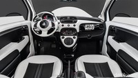 Interior mobil Fiat 500e dibuat hitam putih dengan tulisan Star Wars di bagian dashboard mobil. (Istimewa/Fiat Chrysler Automobiles).