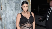 Lagi-lagi Kim kenakan baju menerawang. Kali ini ia kenakan di fashion show Givenchy pada 11 September 2015 di New York Fashion Week. Larry Busacca/Getty Images/detikFoto.