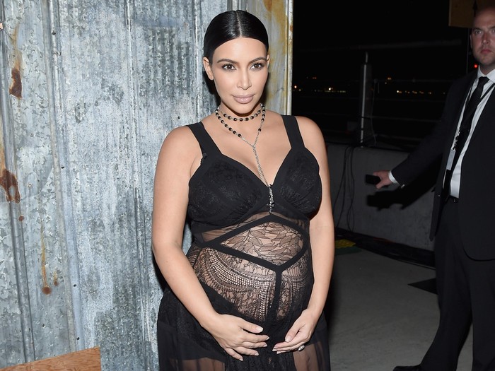 Super! Kanye West Beri 150 Kado Natal Mewah untuk Kim Kardashian