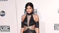 Ia tampak superseksi dengan dress kulit berwarna hitam di American Music Awards 2015 di Los Angeles pada 22 November 2015. Jason Merritt/Getty Images/detikFoto.
