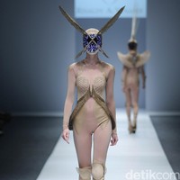 Rinaldy A Yunardi Dewi Fashion Knight Jakarta Fashion Week 2016 at Senayan City. Jakarta. [Foto: Mohammad Abduh/Wolipop]