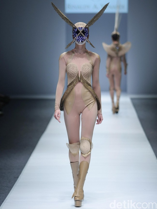 Rinaldy A Yunardi Dewi Fashion Knight Jakarta Fashion Week 2016 at Senayan City. Jakarta. [Foto: Mohammad Abduh/Wolipop]