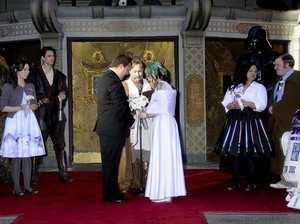 Pasangan Penggemar Star Wars Menikah di Premier The Force Awakens
