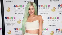 Kylie berambut hijau di acara pembukaan Sugar Factory American Brasserie di New York pada 16 September 2015. Jamie McCarthy/Getty Images/detikFoto.