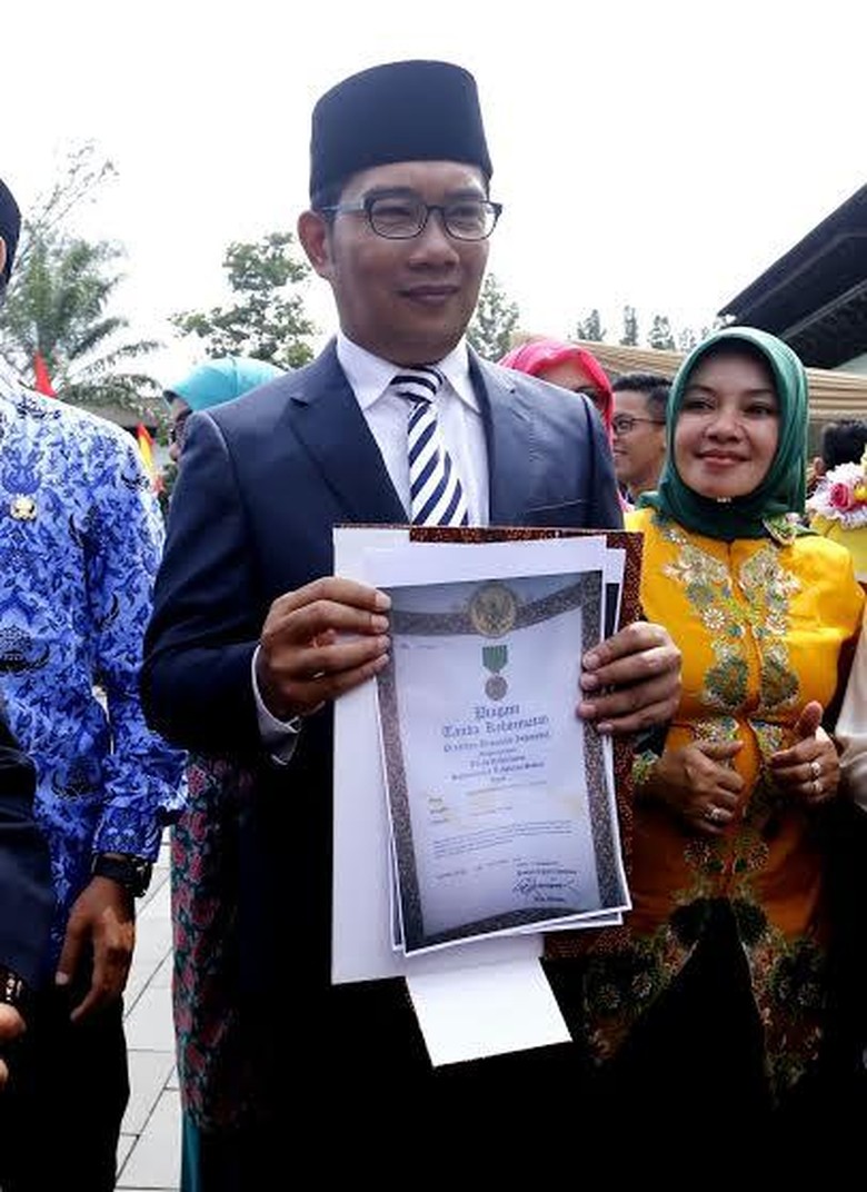 Ridwan Kamil Ajak Warga Bandung Sambut Tahun Baru dengan Doa di Masjid Ridwan Kamil Ajak Warga Bandung Sambut Tahun Baru dengan Doa di Masjid