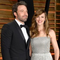 Sempat lama mengisi halaman tabloid terkait kabar perceraian mereka, Jennifer Garner dan Ben Affleck akhirnya memutuskan hidup masing-masing. Pasangan ini dikaruniai tiga anak, mereka dilaporkan sering menghabiskan waktu bersama dan kedapatan makan malam bareng. Ben Affleck bahkan menyebut Jennifer Garner ibu yang baik. Foto: Pascal Le Segretain