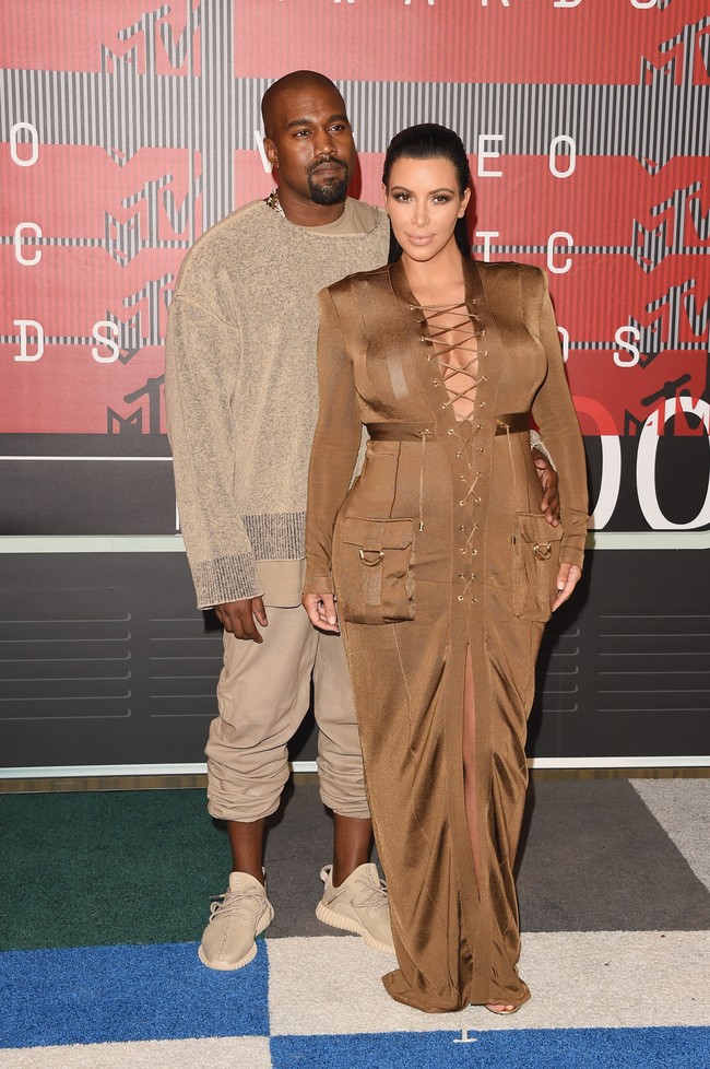 Pada hari Valentine di 2014, Kanye West mengirimkan Kim 1.000 mawar sebagai hadiah. Tiga tahun kemudian, Kanye memberikan tembok besar bunga mawar putih untuk sang istri. Foto: getty Images
