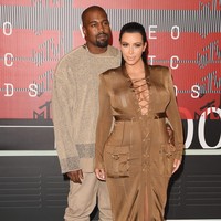 Pada hari Valentine di 2014, Kanye West mengirimkan Kim 1.000 mawar sebagai hadiah. Tiga tahun kemudian, Kanye memberikan tembok besar bunga mawar putih untuk sang istri. Foto: getty Images