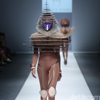 Rinaldy A Yunardi Dewi Fashion Knight Jakarta Fashion Week 2016 at Senayan City. Jakarta. [Foto: Mohammad Abduh/Wolipop]