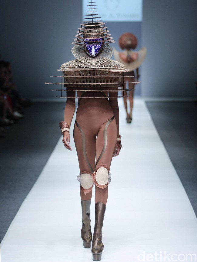 Rinaldy A Yunardi Dewi Fashion Knight Jakarta Fashion Week 2016 at Senayan City. Jakarta. [Foto: Mohammad Abduh/Wolipop]