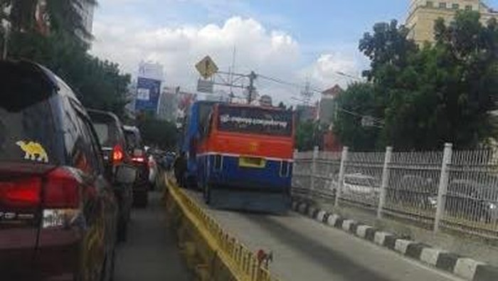Aduh Metromini, Kamu Ketahuan Masuk Jalur TransJ di Mampang