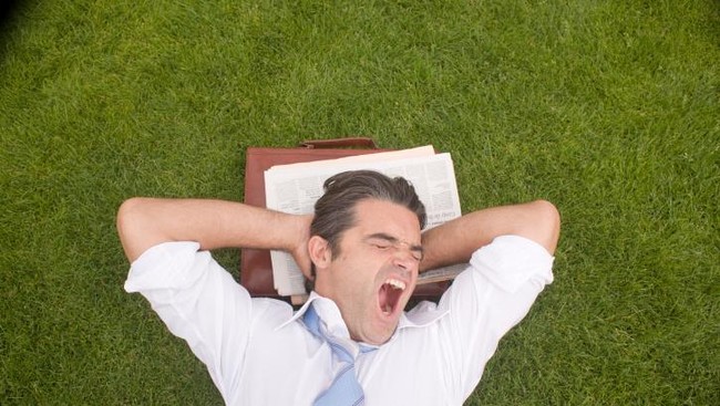 Siang-Siang Menguap? Belum Tentu Ngantuk, Ini 4 Kemungkinan Sebab Lain