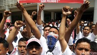 Massa berkasi di depan kantor Pelindo II, Jakarta, Selasa (22/12).