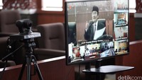 Sidang dilakukan secara video confrence.