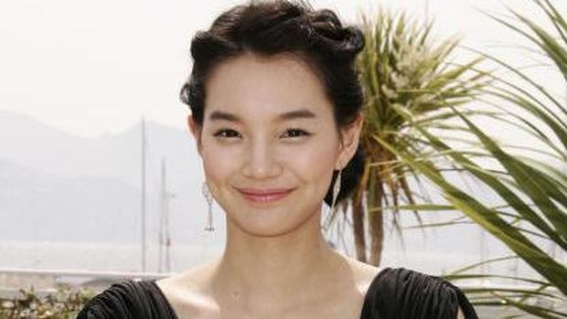 Romantis Banget! Bukti Cinta Idola Korea pada Pasangannya