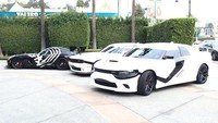 Mobil-mobil itu adalah sepasang Dodge Charger SRT Hellcat bertema First Order Stormtrooper dan Dodge Viper dengan cover bodi terinspirasi dari Kylo Ren. (istimewa/Fiat Chrysler Automobiles).