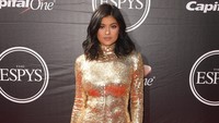 Perempuan yang kini berusia 18 tahun itu tampak elegan dalam balutan dress gold di The 2015 ESPYS di Los Angeles pada 15 Juli 2015. Jason Merritt/Getty Images/detikFoto.